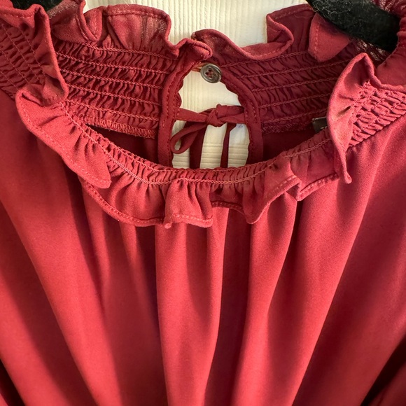 Vince Camuto shirred neck, split/tie shirred sleeves top - Picture 3 of 6